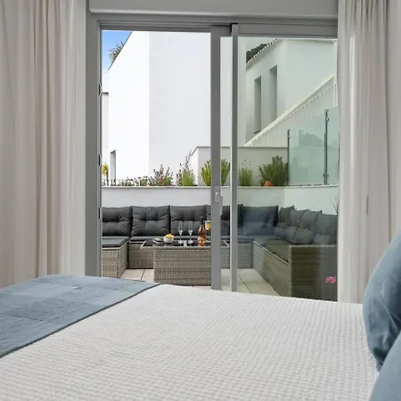 Modern And Elegant With Two Terraces شقة