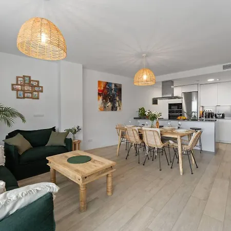 Modern And Elegant With Two Terraces شقة ميخاس